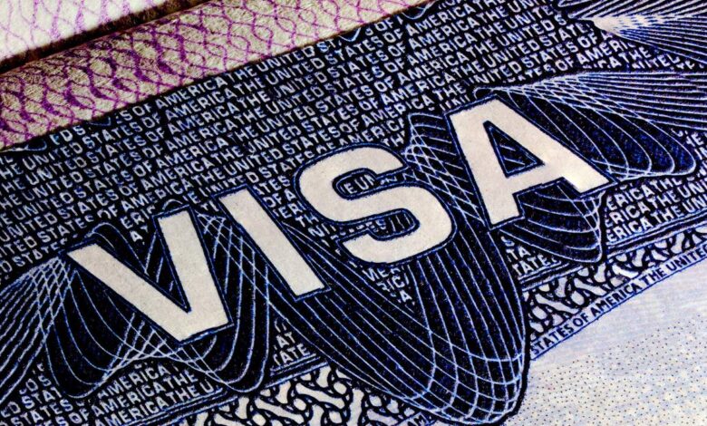 mujer profesional recién llegada a EE.UU. con visa de trabajo