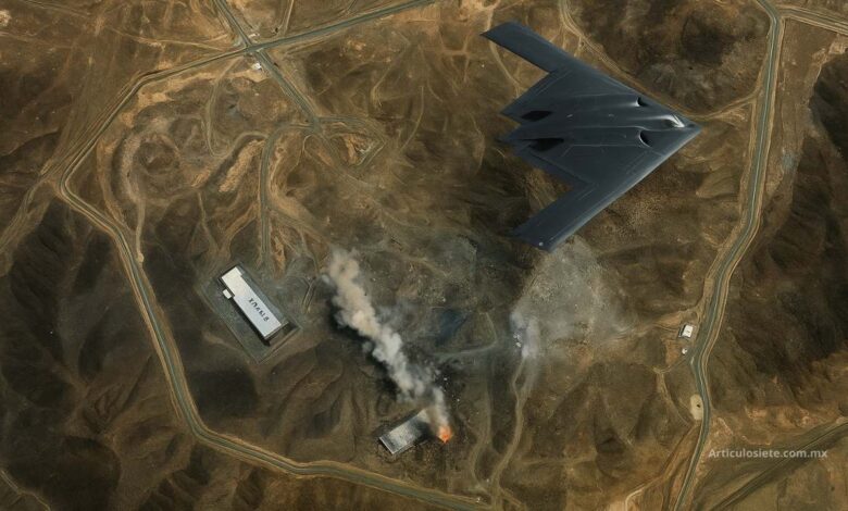Imagen satelital de alta resolución muestra las instalaciones nucleares iraníes de Fordow parcialmente destruidas en medio del desierto, mientras un bombardero B-2 sobrevuela la zona tras un ataque aéreo.
