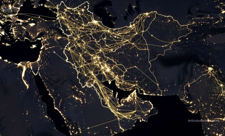 Vista satelital de Irán por la noche, mostrando la reapertura parcial de su espacio aéreo con rutas de vuelo iluminadas en el este, mientras que el oeste permanece a oscuras.